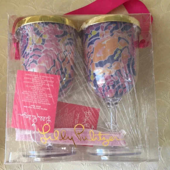 NWT Lilly Pulitzer Acrylic Wine Glasses Set of 2 with lids & straws - Picture 4 of 7